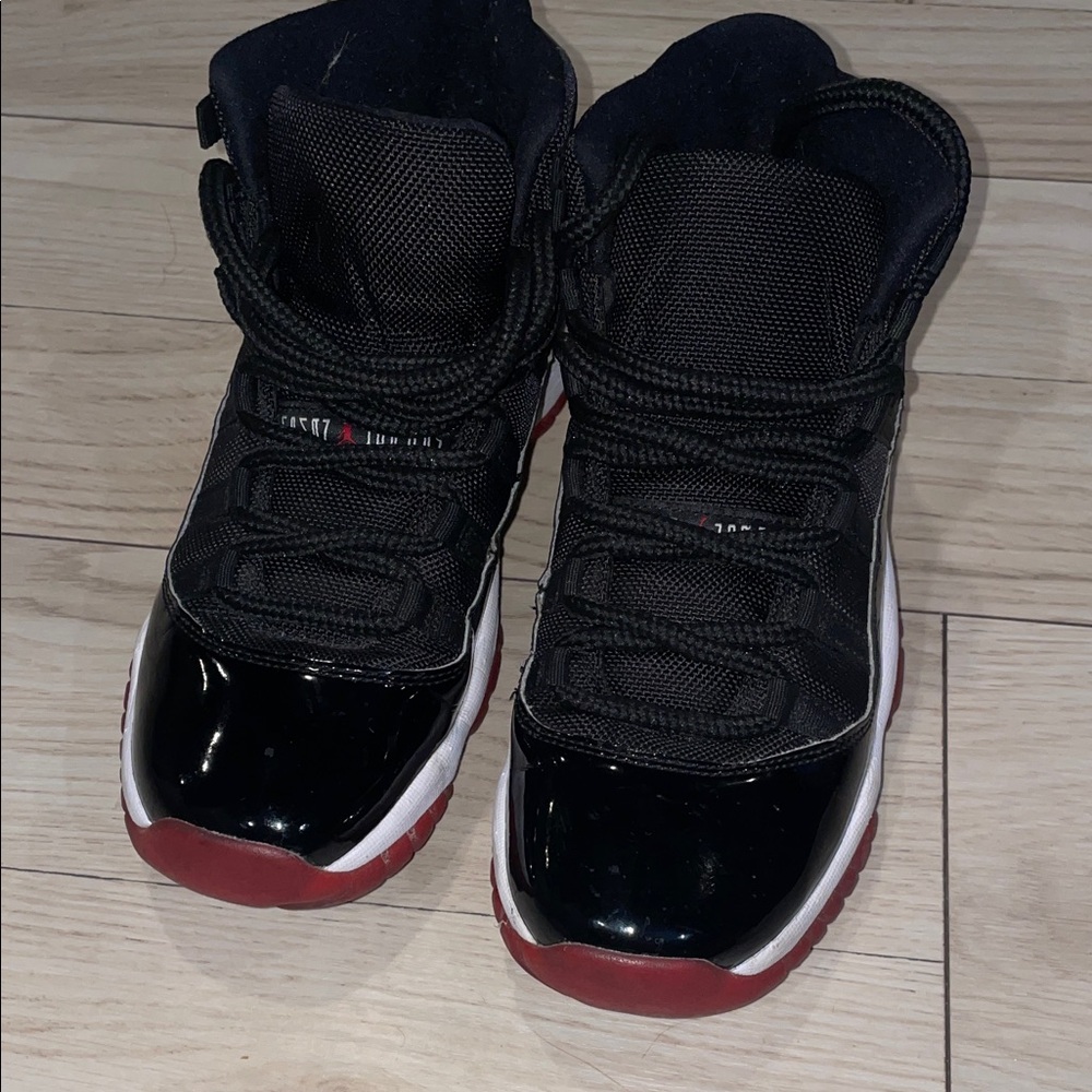 Jordan Bred 11s Size 6.5 Boys ( Black Red & White )